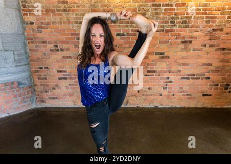 Femme en bonne santé pendant le cours de yoga fluide Banque D'Images