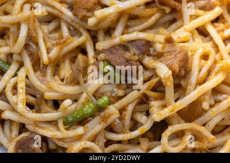 Gros plan de délicieuses nouilles chowmein cuites avec des légumes et du bœuf. C'est très épicé et savoureux. Banque D'Images