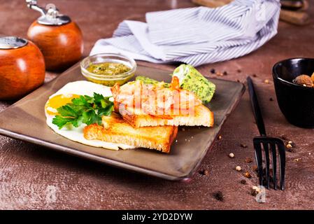 petit déjeuner sur assiette, oeuf avec des crevettes et des légumes, aliments diététiques Banque D'Images