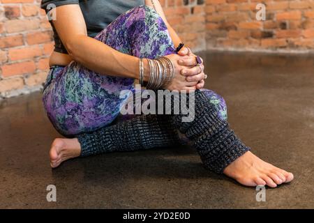 Femme en bonne santé pendant le cours de yoga fluide Banque D'Images