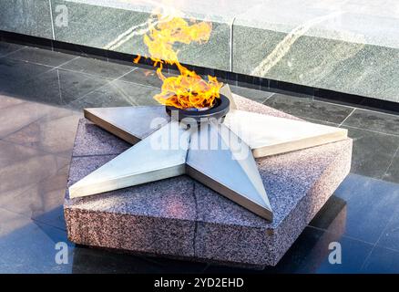 Samara, Russie - 13 mai 2018 : flamme éternelle dans la mémoire de la Victoire dans la Grande Guerre Patriotique Banque D'Images