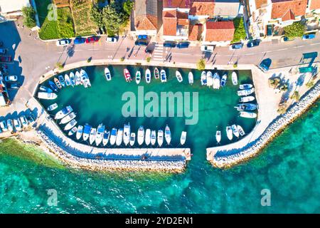 Zadar. Village de l'archipel de Zadar Diklo Vue aérienne de port et mer turquoise, région de Croatie Dalmatie Banque D'Images