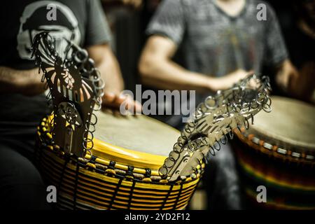 Djembé avec cliquetis de tambour Ksing-Ksing Banque D'Images