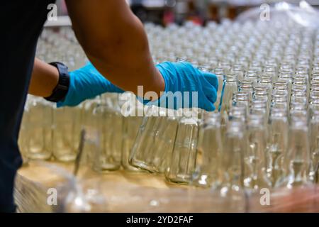 Bière de brasserie bouteille vide en verre blanc Banque D'Images