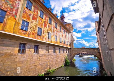 Bamberg. Vue panoramique de l'ancien hôtel de ville de Bamberg (Altes Rathaus) avec des ponts sur la rivière Regnitz Banque D'Images