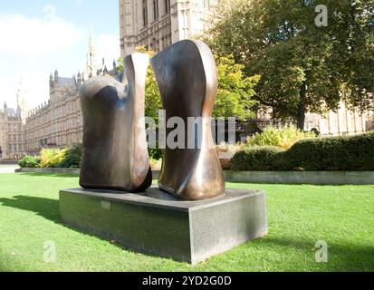 Couteau Edge Two Piece (par Henry Moore), College Green, Westminster, Londres, Angleterre, Royaume-Uni. Cette belle statue à deux oiece se trouve juste à côté Banque D'Images