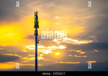 Station de base cellulaire avec coucher de soleil doré Banque D'Images