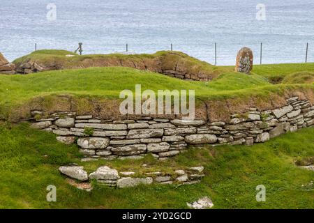 Vue sur le paysage de Skara Brae, un village néolithique vieux de 5 000 ans bien préservé sur le continent Orkney Island dans le nord de l'Écosse Banque D'Images