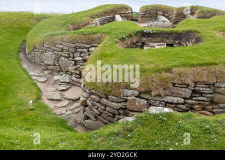 Vue sur le paysage de Skara Brae, un village néolithique vieux de 5 000 ans bien préservé sur le continent Orkney Island dans le nord de l'Écosse Banque D'Images