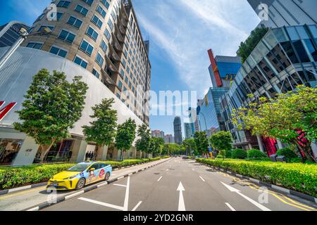 Singapour - 14 septembre 2023 : bâtiments modernes le long d'Orchard Road par une journée ensoleillée. Banque D'Images