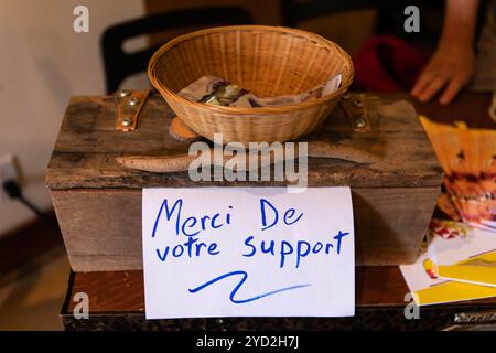 Panier sur boîte en bois avec texte sur table Banque D'Images