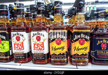 Samara, Russie - 12 janvier 2020: Jim Beam Whiskey prêt à la vente sur le plateau en supermagasin. Diverses boissons alcoolisées en bouteille et boissons spiritueuses Banque D'Images