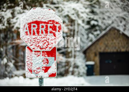 Panneau d'avertissement routier après une tempête de neige Banque D'Images