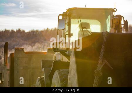 Une dépanneuse lourde transporte le tracteur en hiver Banque D'Images