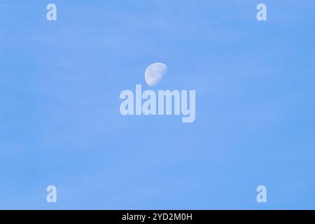 Un beau croissant de lune en plein jour contre un ciel bleu clair. Banque D'Images