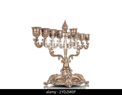 Menorah, lampe métallique dorée à sept barils, ou chandelier à sept, macro, isolé sur fond blanc. Banque D'Images