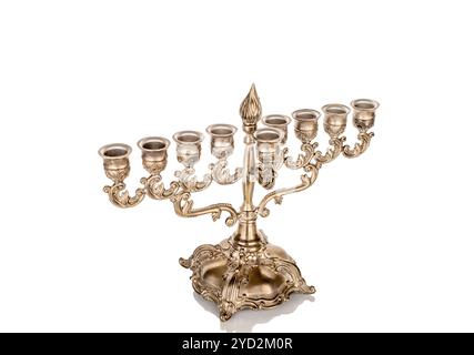 Menorah, lampe métallique dorée à sept barils, ou chandelier à sept, macro, isolé sur fond blanc. Banque D'Images
