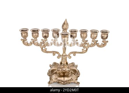 Menorah, lampe métallique dorée à sept barils, ou chandelier à sept, macro, isolé sur fond blanc. Banque D'Images