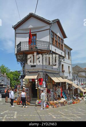 Gjirokaster, Albanie - 4 juin 2024. Le bazar Gjirokaster, un marché historique connu pour son architecture ottomane bien conservée. Rues étroites Banque D'Images