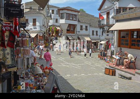 Gjirokaster, Albanie - 4 juin 2024. Le bazar Gjirokaster, un marché historique connu pour son architecture ottomane bien conservée. Rues étroites Banque D'Images