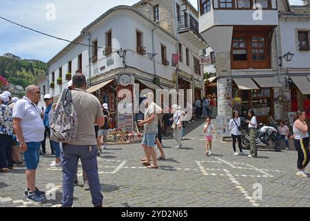 Gjirokaster, Albanie - 4 juin 2024. Le bazar Gjirokaster, un marché historique connu pour son architecture ottomane bien conservée. Rues étroites Banque D'Images