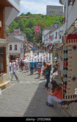 Gjirokaster, Albanie - 4 juin 2024. Le bazar Gjirokaster, un marché historique connu pour son architecture ottomane bien conservée. Rues étroites Banque D'Images