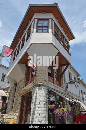 Gjirokaster, Albanie - 4 juin 2024. Le bazar Gjirokaster, un marché historique connu pour son architecture ottomane bien conservée. Banque D'Images