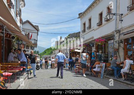 Gjirokaster, Albanie - 4 juin 2024. Le bazar Gjirokaster, un marché historique connu pour son architecture ottomane bien conservée. Banque D'Images