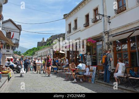 Gjirokaster, Albanie - 4 juin 2024. Le bazar Gjirokaster, un marché historique connu pour son architecture ottomane bien conservée. Banque D'Images