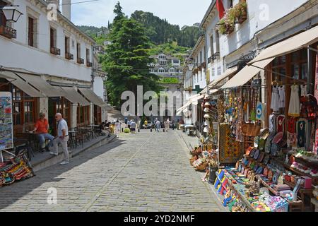 Gjirokaster, Albanie - 4 juin 2024. Le bazar Gjirokaster, un marché historique connu pour son architecture ottomane bien conservée. Banque D'Images