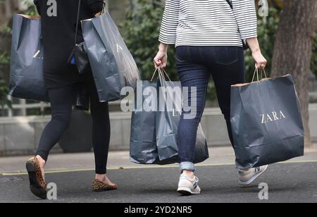 Photo de dossier datée du 15/09/14 des acheteurs dans le centre de Londres, alors que la confiance des consommateurs a de nouveau chuté dans un climat de détérioration du sentiment autour du prochain budget d'automne, selon une enquête de longue date. Date d'émission : vendredi 25 octobre 2024. Banque D'Images