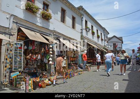 Gjirokaster, Albanie - 4 juin 2024. Le bazar Gjirokaster, un marché historique connu pour son architecture ottomane bien conservée. Banque D'Images