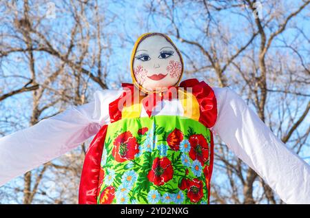 Grosse poupée pour la brûlure pendant maslenitsa Banque D'Images