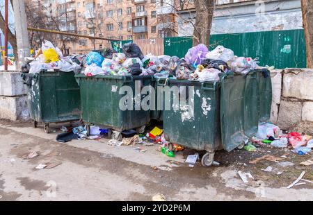 Samara, Russie - 26 mars 2017 : ouverture de conteneurs de recyclage en plastique vert avec des ordures et différents ordures dans la rue de la ville Banque D'Images