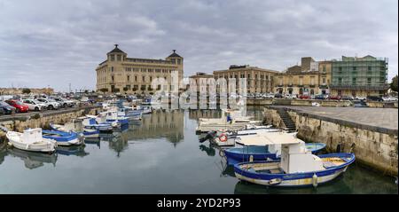 Syracuse, Italie, 28 décembre 2023 : bateaux colorés dans le port entre Syracuse et l'île d'Ortygie, en Europe Banque D'Images