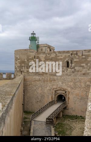 Syracuse, Italie, 28 décembre 2023 : vue sur le château et le phare de Maniace à Isola di Ortigia à Syracuse, en Europe Banque D'Images