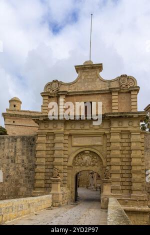 Mdina, Malte, 22 décembre 2023 : vue de la porte historique de Mdina pour entrer dans la vieille ville sur l'île de Malte, en Europe Banque D'Images