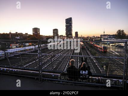 Se détendre au coucher du soleil sur le pont Modersohn, vue sur les voies ferrées, les trains et la tour de bureaux amazonienne de 140 mètres de haut Edge East Side, Berlin, 23,1 Banque D'Images