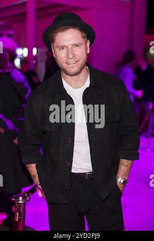 Johannes Oerding sur le tapis rouge devant la cérémonie de remise des prix Polyton 2024 dans les jardins de l'Atelier de Berlin le 23 octobre 2024. Le prix a été taki Banque D'Images