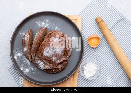 Pain noir. Gâteau fait maison. Le pain noir est saupoudré de farine. Seigle artisanal fraîchement cuit et pain à la farine blanche. Le v Banque D'Images