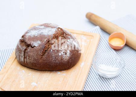 Pain noir. Gâteau fait maison. Le pain noir est saupoudré de farine. Seigle artisanal fraîchement cuit et pain à la farine blanche. Le v Banque D'Images