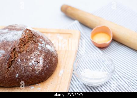 Pain noir. Gâteau fait maison. Le pain noir est saupoudré de farine. Seigle artisanal fraîchement cuit et pain à la farine blanche. Le v Banque D'Images