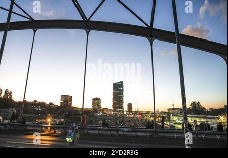 Se détendre au coucher du soleil sur le pont Modersohn, vue sur les voies ferrées, les trains et la tour de bureaux amazonienne de 140 mètres de haut Edge East Side, Berlin, 23,1 Banque D'Images