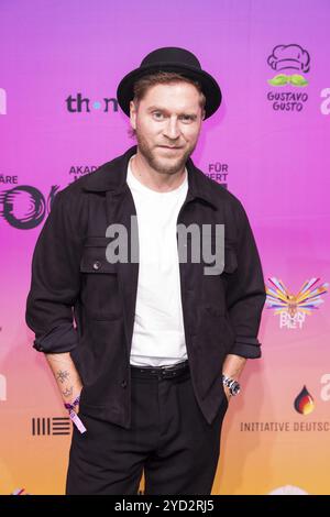 Johannes Oerding sur le tapis rouge devant la cérémonie de remise des prix Polyton 2024 dans les jardins de l'Atelier de Berlin le 23 octobre 2024. Le prix a été taki Banque D'Images