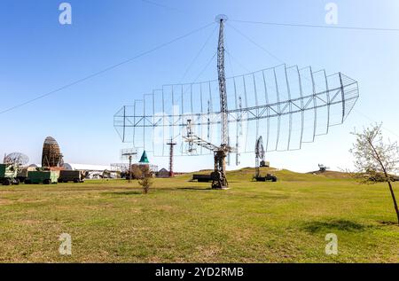 Vieille station radar militaire soviétique contre le ciel bleu Banque D'Images
