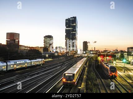 Coucher de soleil sur le pont Modersohn, vue sur les voies ferrées, les trains et la tour de bureaux amazonienne de 140 mètres de haut Edge East Side, Berlin, 23.10.2024., Berlin Banque D'Images