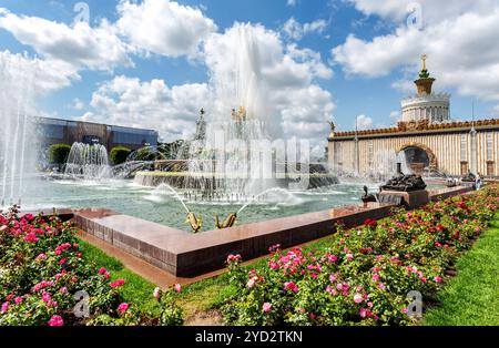 Fontaine de fleurs de pierre au parc VDNKH dans la journée ensoleillée d'été Banque D'Images