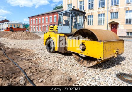 Rouleau de route travaillant sur la construction d'une nouvelle route Banque D'Images