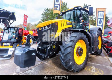 Tracteur agricole à roues moderne JCB exposé au salon agro-industriel annuel de Volga Banque D'Images