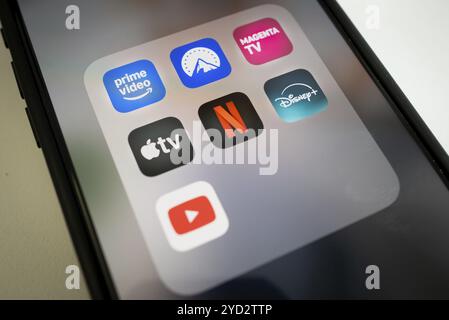 Icônes d'application en streaming sur l'écran du smartphone, y compris Netflix, AppleTV, Prime Video, Magenta TV, Paramount et Disney, gros plan Banque D'Images